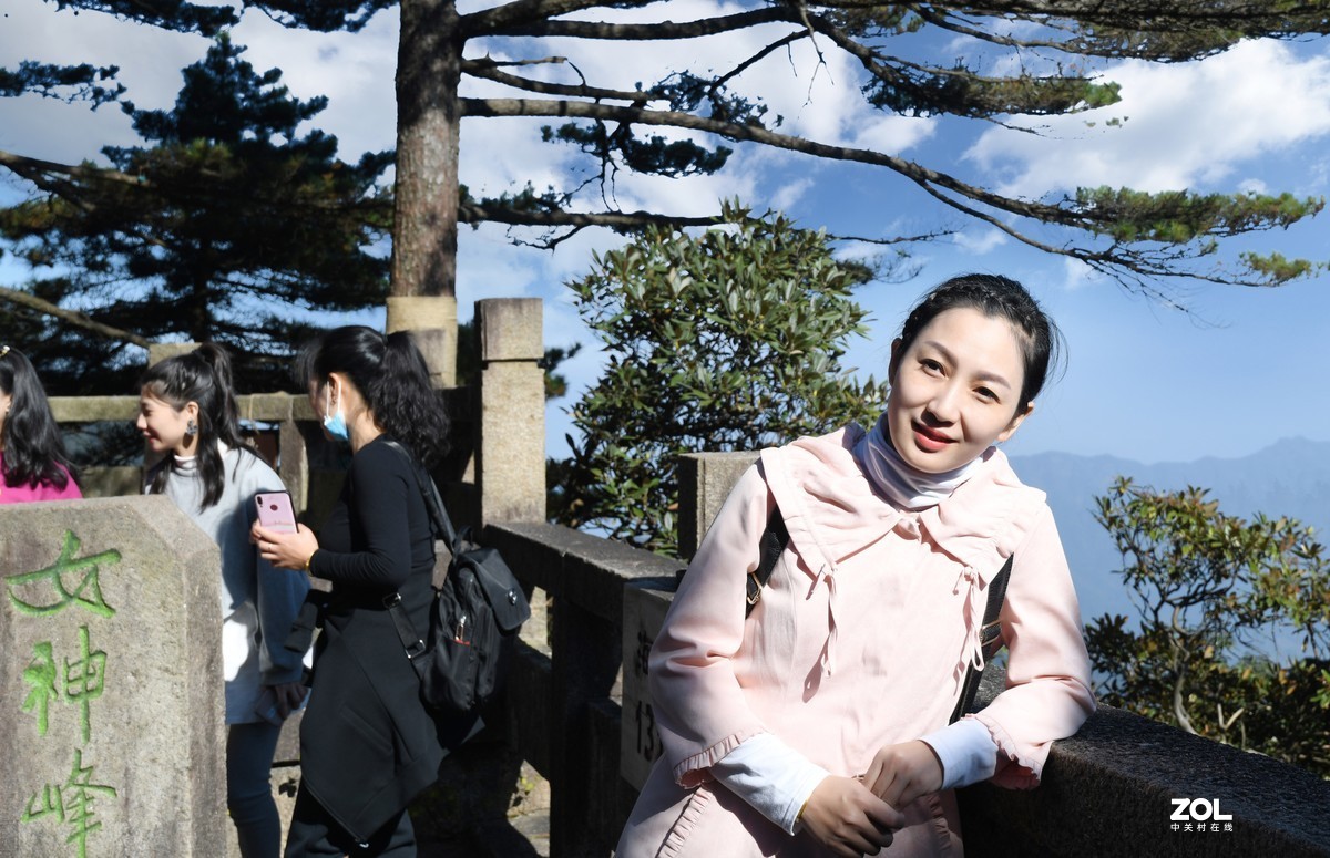 三清山上的美丽风景，可惜万里无云，旅游想要满意的光影可能是传说中的梦想。）