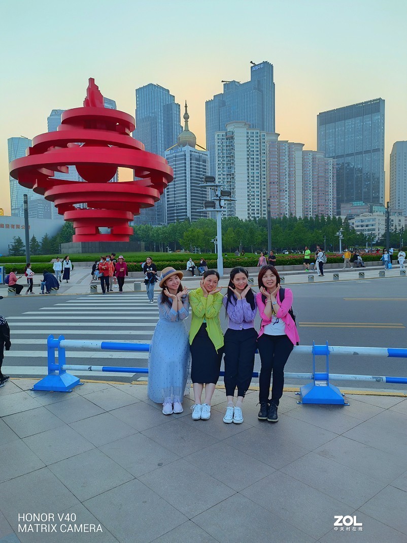 手机扫街片《观海景的游人》还有《蔷薇花》还有什么来？？？看看里边再说吧！哈哈