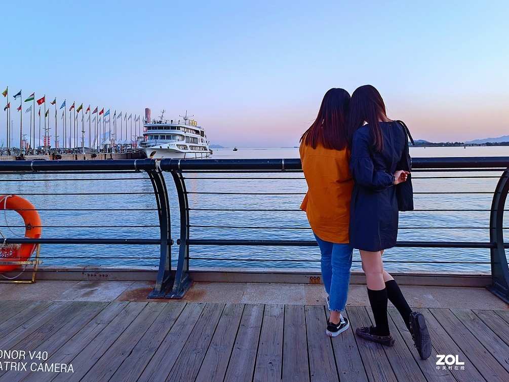 手机扫街片《观海景的游人》还有《蔷薇花》还有什么来？？？看看里边再说吧！哈哈