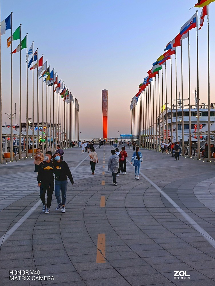 手机扫街片《观海景的游人》还有《蔷薇花》还有什么来？？？看看里边再说吧！哈哈