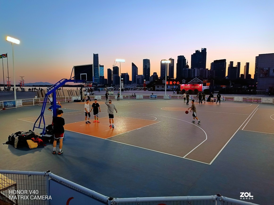 手机扫街片《观海景的游人》还有《蔷薇花》还有什么来？？？看看里边再说吧！哈哈