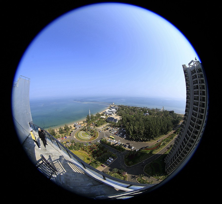 216【寿星老海南游摄日记】21.02.15在海景最高层，仰、平、俯三种角度，鱼眼镜下的解