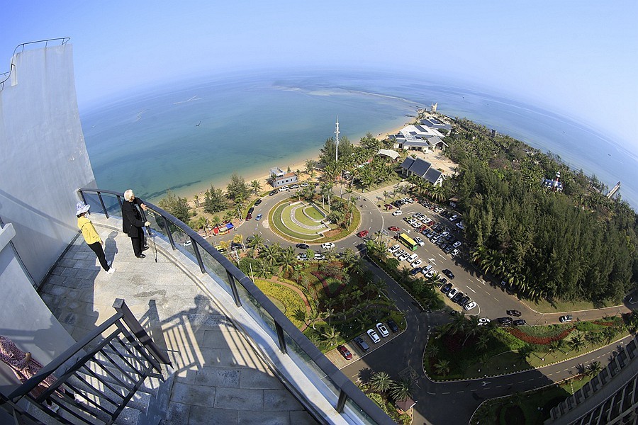 216【寿星老海南游摄日记】21.02.15在海景最高层，仰、平、俯三种角度，鱼眼镜下的解