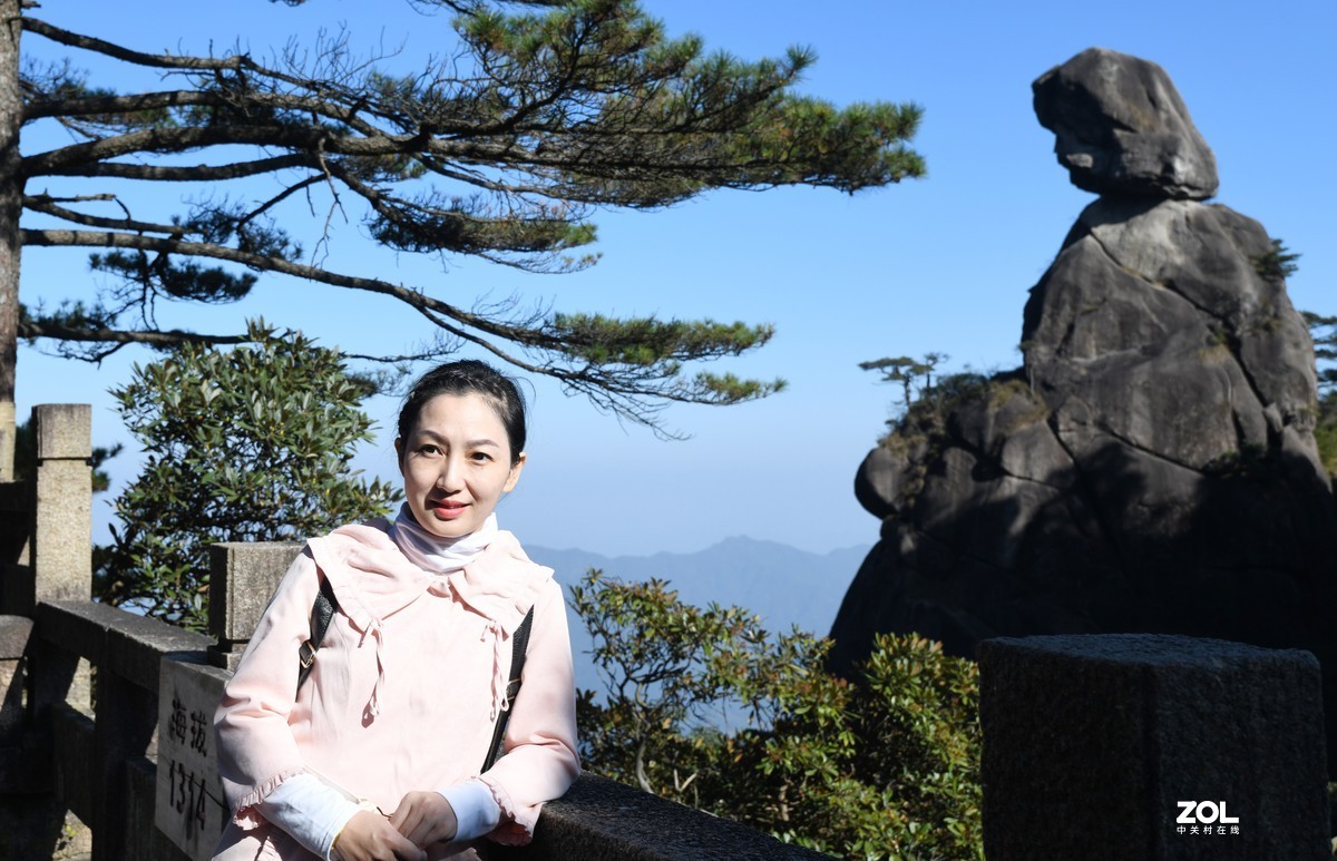 三清山上的美丽风景，可惜万里无云，旅游想要满意的光影可能是传说中的梦想。）