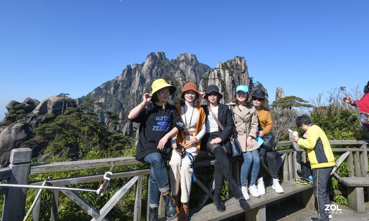 三清山上的美丽风景，可惜万里无云，旅游想要满意的光影可能是传说中的梦想。）