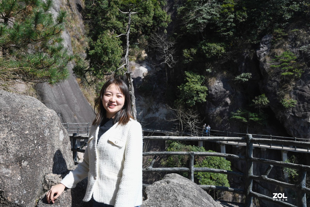 三清山上的美丽风景，可惜万里无云，旅游想要满意的光影可能是传说中的梦想。）