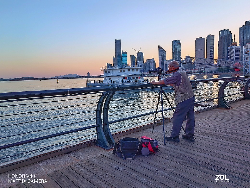 手机扫街片《观海景的游人》还有《蔷薇花》还有什么来？？？看看里边再说吧！哈哈