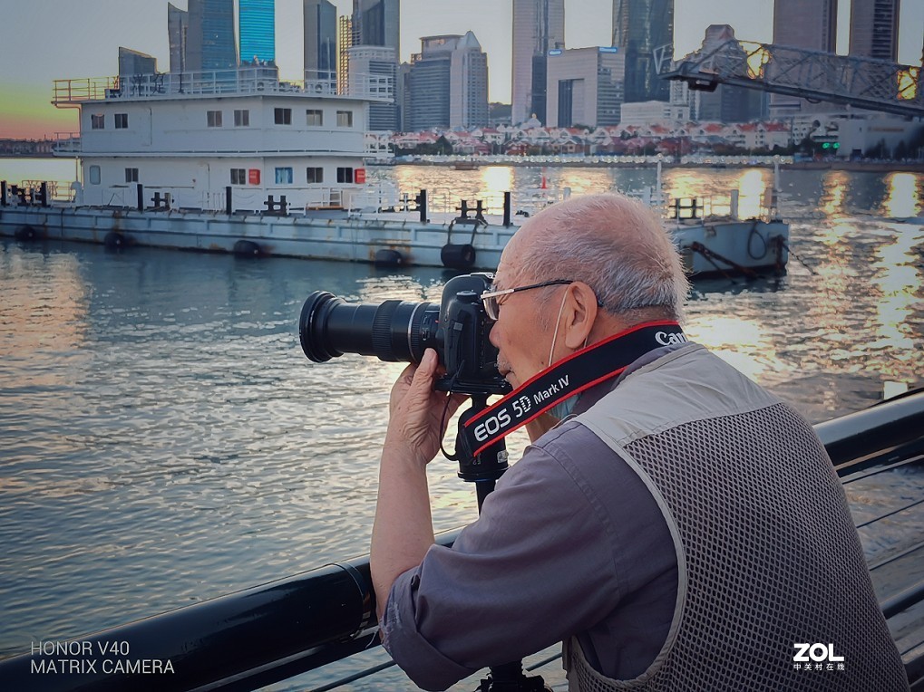 手机扫街片《观海景的游人》还有《蔷薇花》还有什么来？？？看看里边再说吧！哈哈