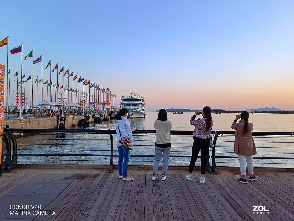 手机扫街片《观海景的游人》还有《蔷薇花》还有什么来？？？看看里边再说吧！哈哈