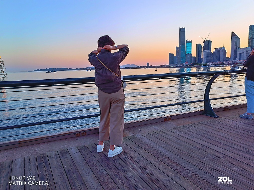 手机扫街片《观海景的游人》还有《蔷薇花》还有什么来？？？看看里边再说吧！哈哈