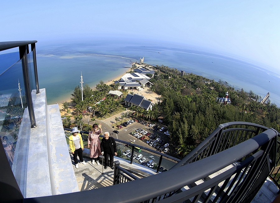 216【寿星老海南游摄日记】21.02.15在海景最高层，仰、平、俯三种角度，鱼眼镜下的解