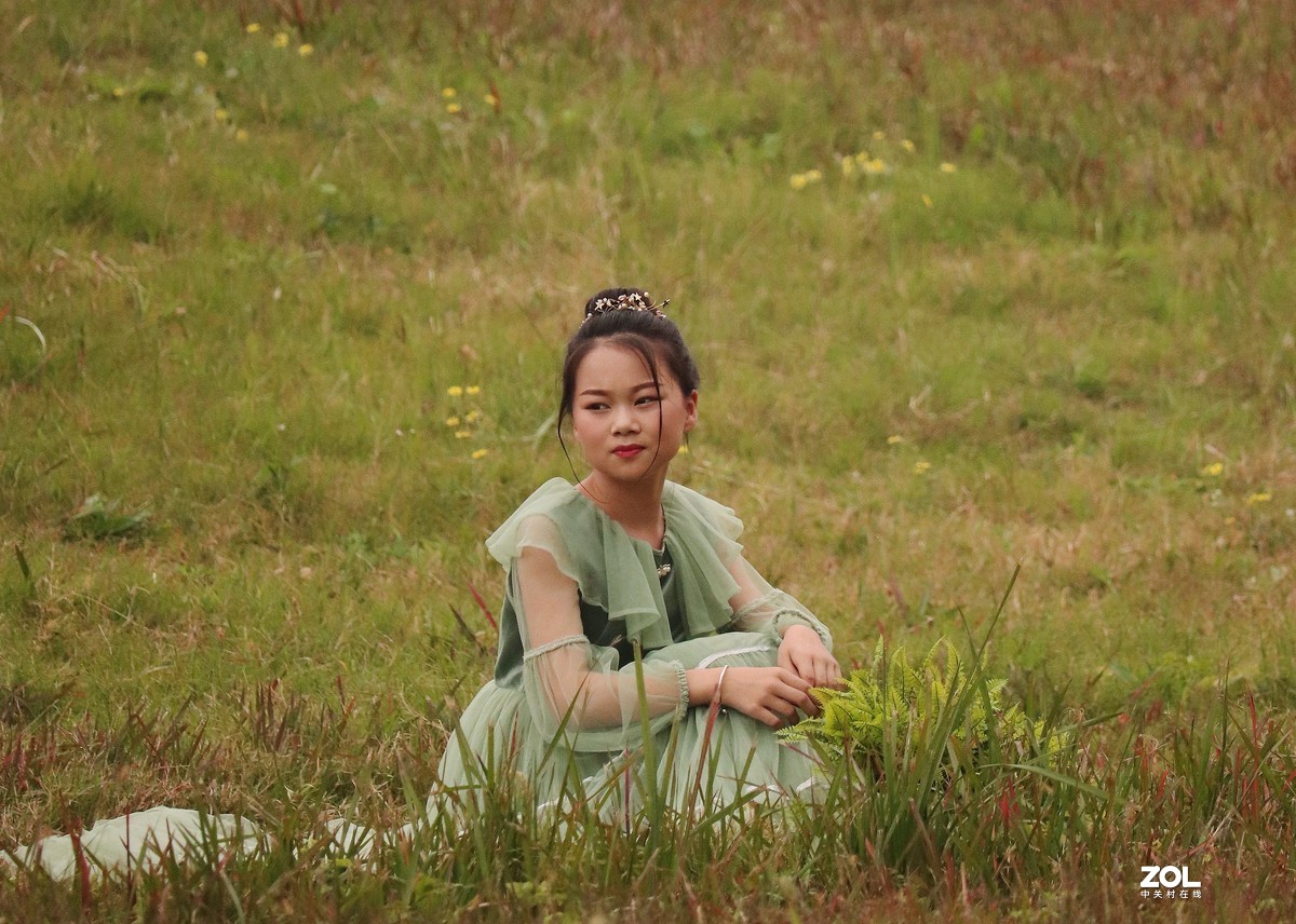 抓拍正在拍成长纪念照的少女（之二）