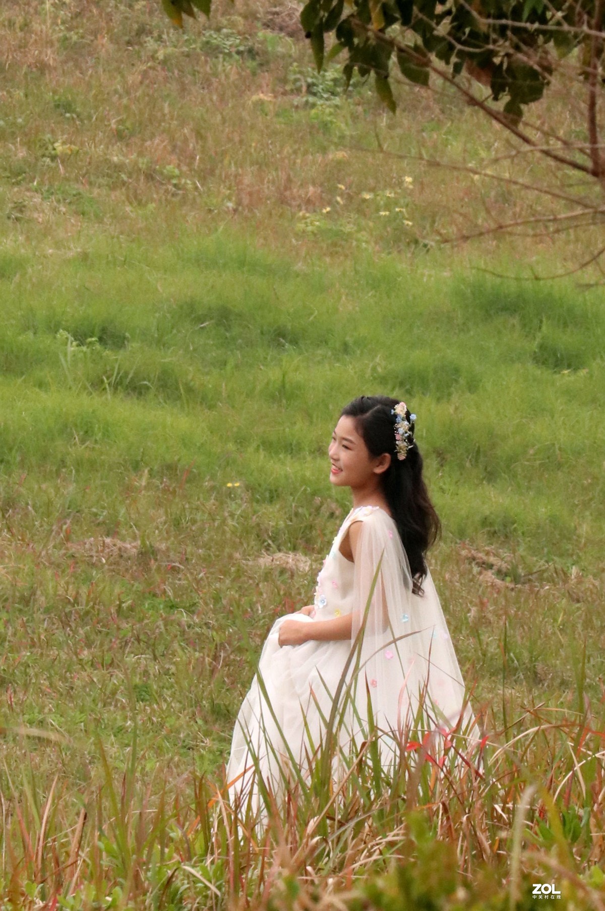 抓拍正在拍成长纪念照的少女（之二）