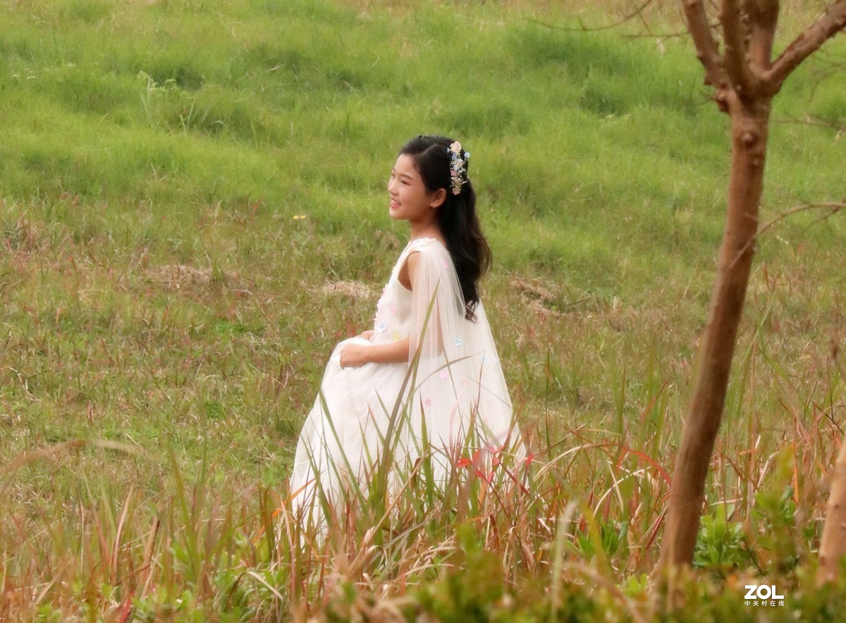 抓拍正在拍成长纪念照的少女（之二）