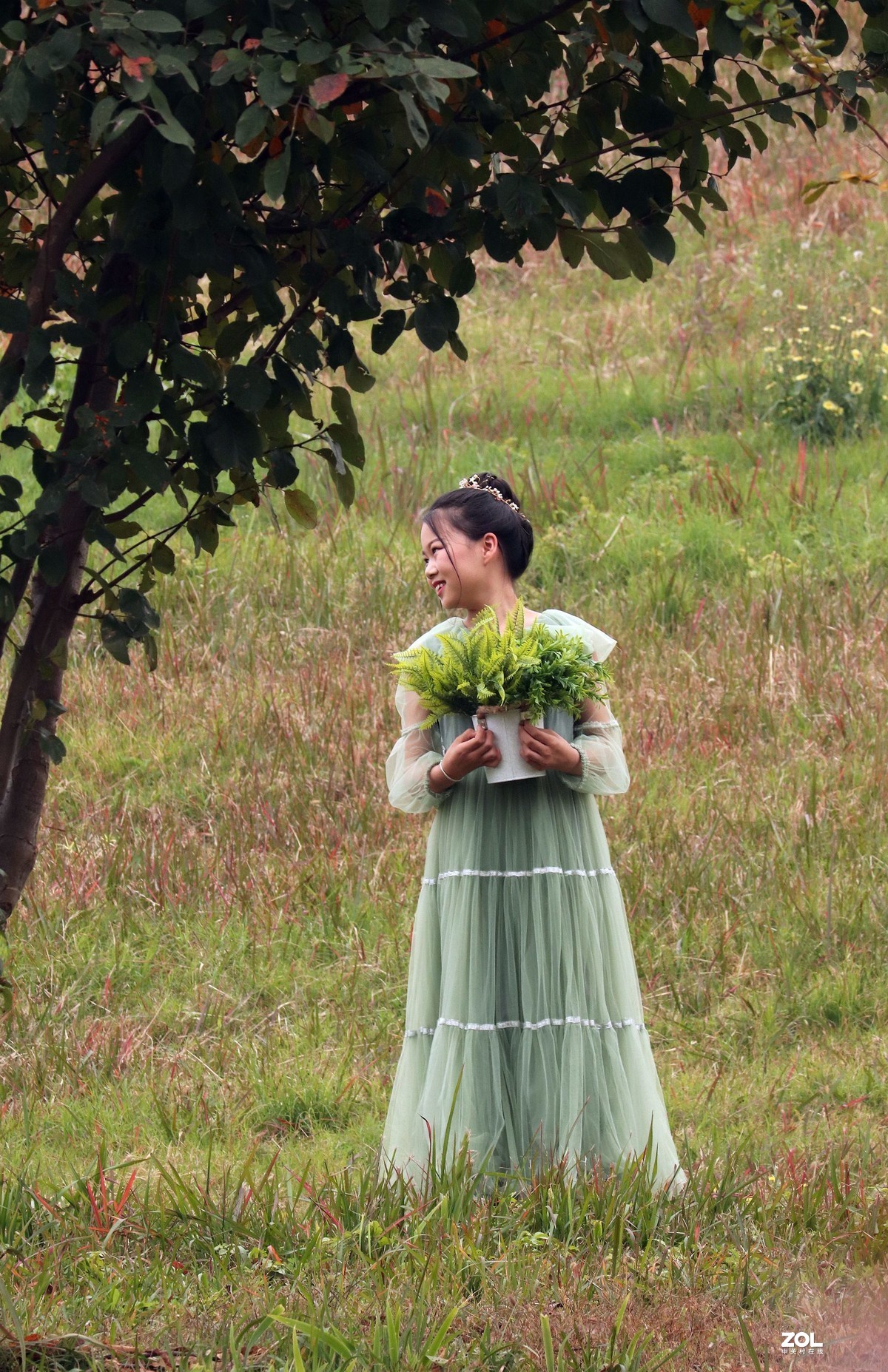 抓拍正在拍成长纪念照的少女（之二）