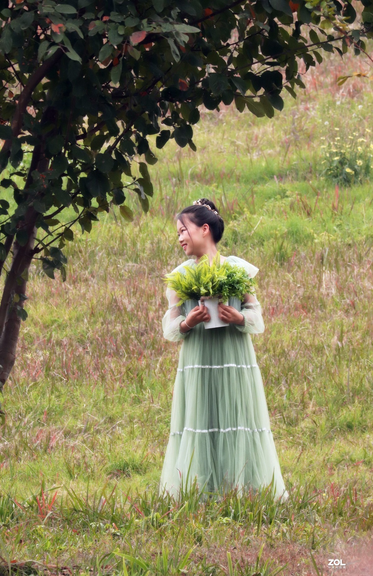 抓拍正在拍成长纪念照的少女（之二）