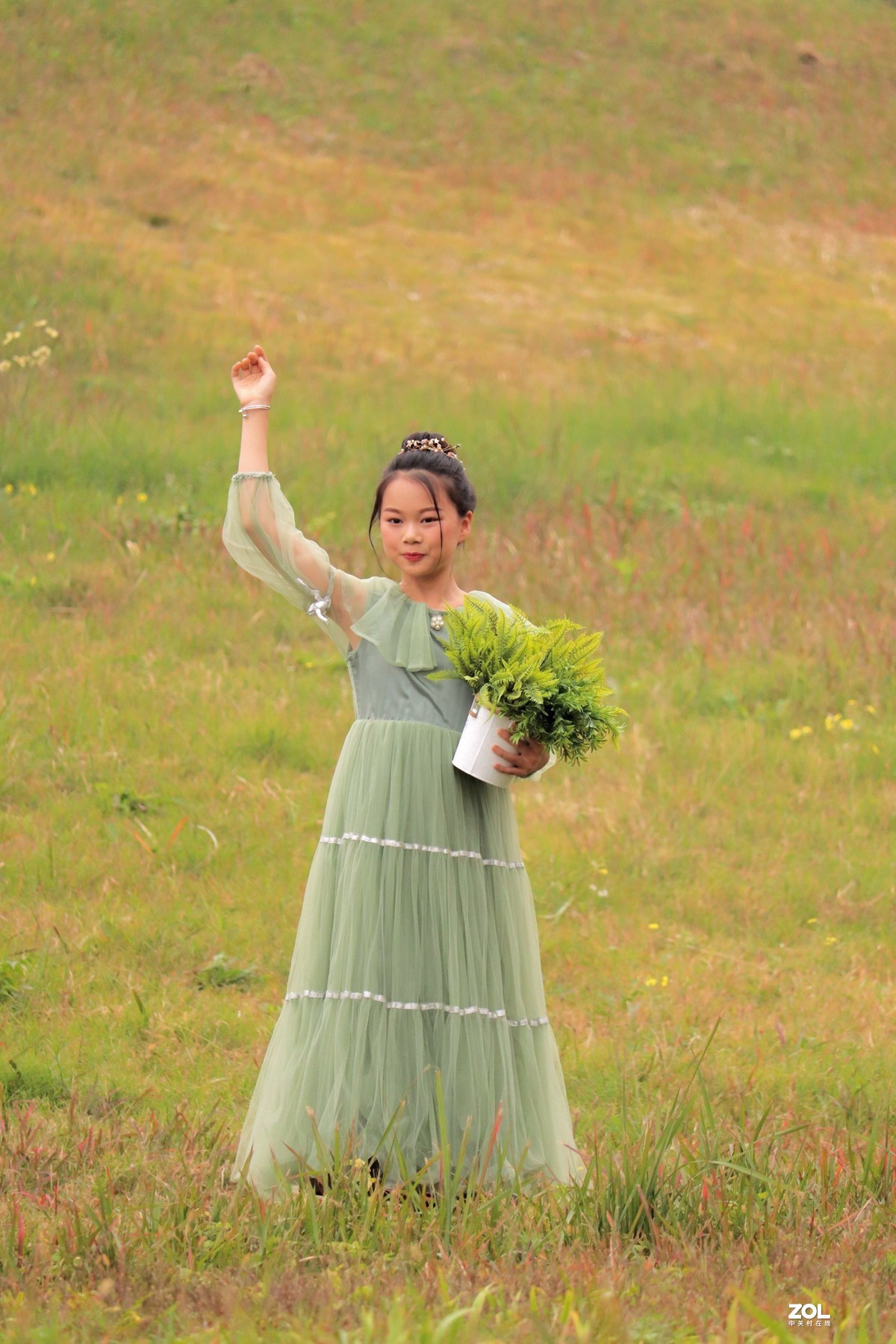 抓拍正在拍成长纪念照的少女（之二）