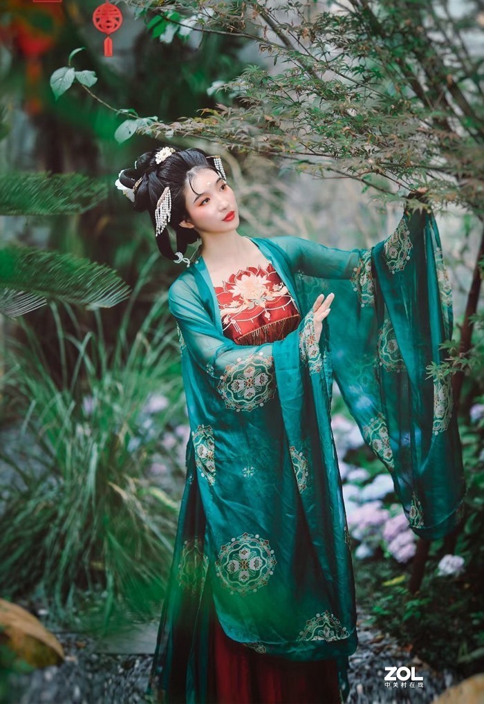 出镜；双双