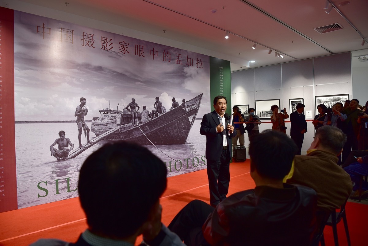 解海龙领衔“中国摄影家眼中的孟加拉”大型摄影展今天下午在石景山文化中心8层隆重开幕