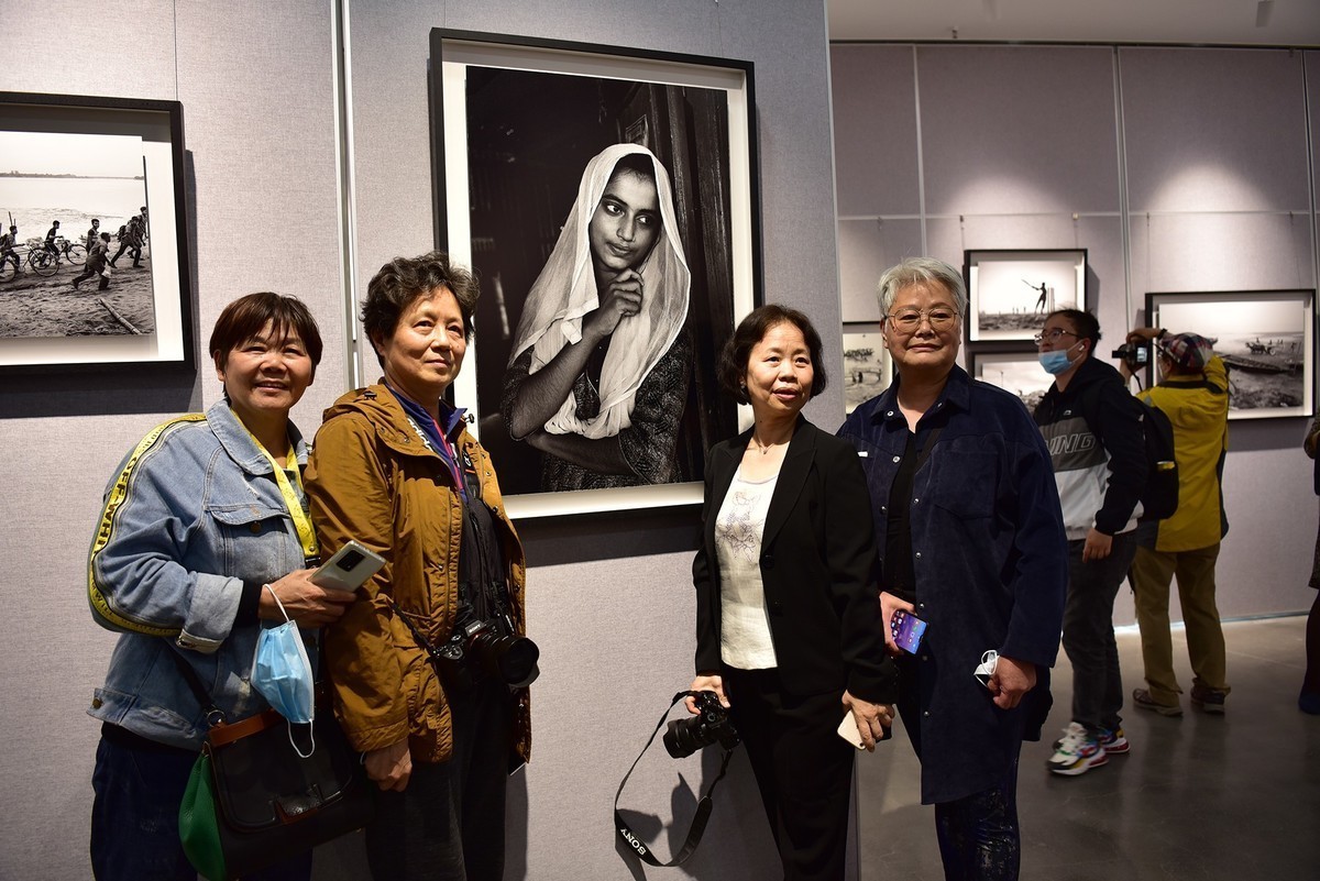 解海龙领衔“中国摄影家眼中的孟加拉”大型摄影展今天下午在石景山文化中心8层隆重开幕