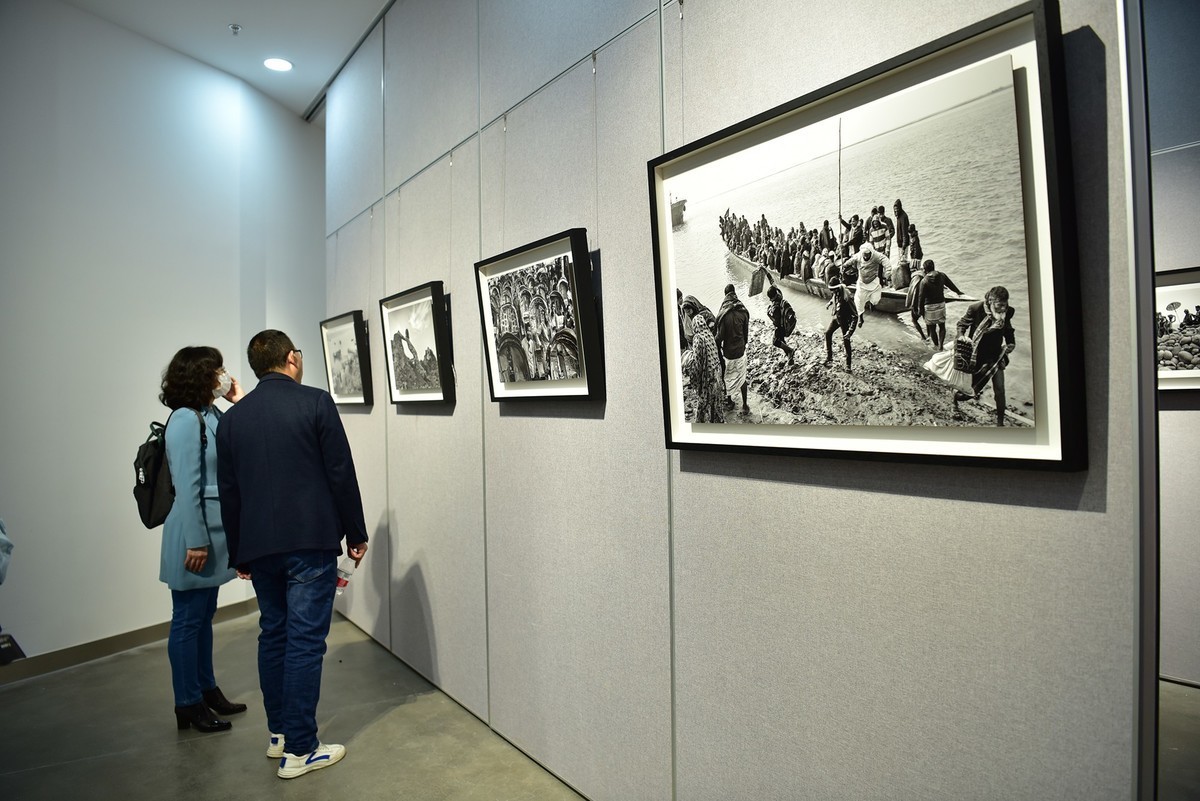 解海龙领衔“中国摄影家眼中的孟加拉”大型摄影展昨天下午在石景山文化中心8楼大厅隆重开幕
