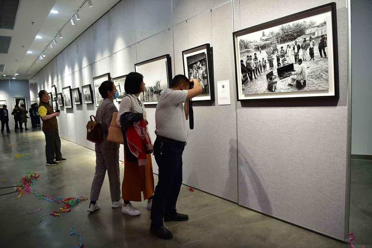 解海龙领衔“中国摄影家眼中的孟加拉”大型摄影展昨天下午在石景山文化中心8楼大厅隆重开幕