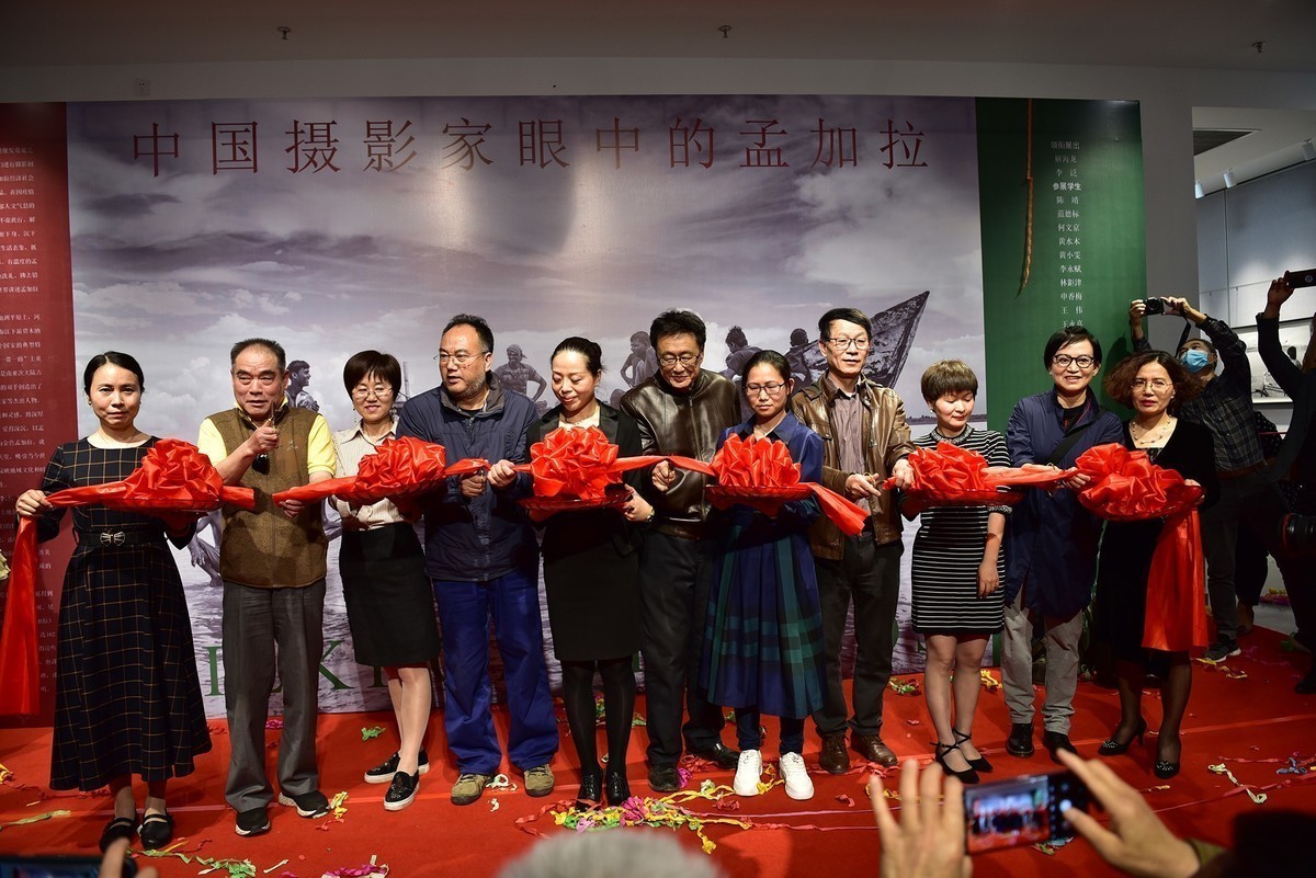 解海龙领衔“中国摄影家眼中的孟加拉”大型摄影展昨天下午在石景山文化中心8楼大厅隆重开幕