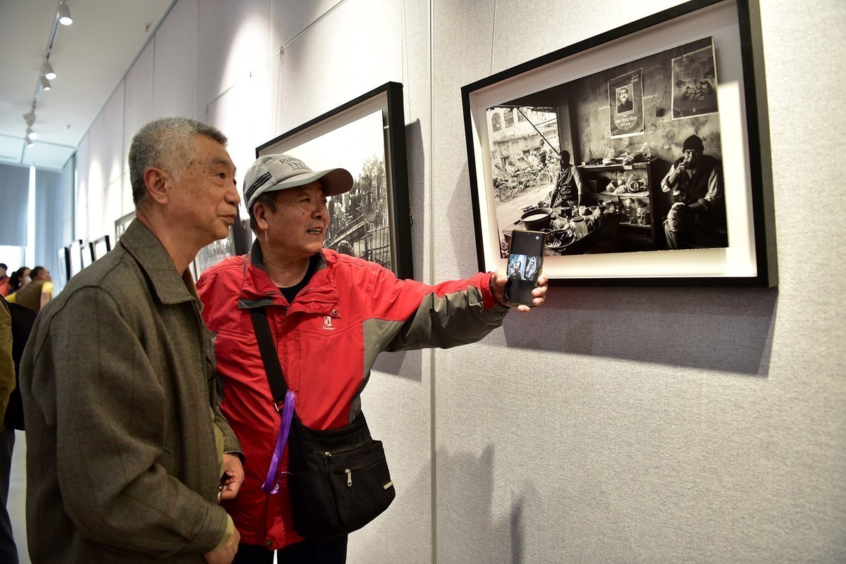 解海龙领衔“中国摄影家眼中的孟加拉”大型摄影展昨天下午在石景山文化中心8楼大厅隆重开幕
