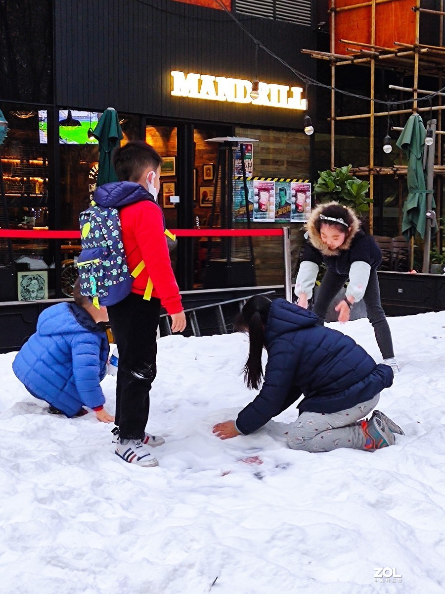 玩雪的孩子们