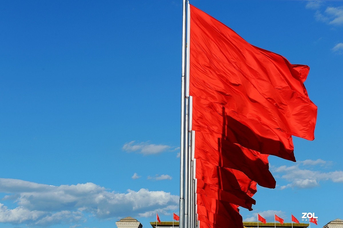 天安门广场飘扬的红旗