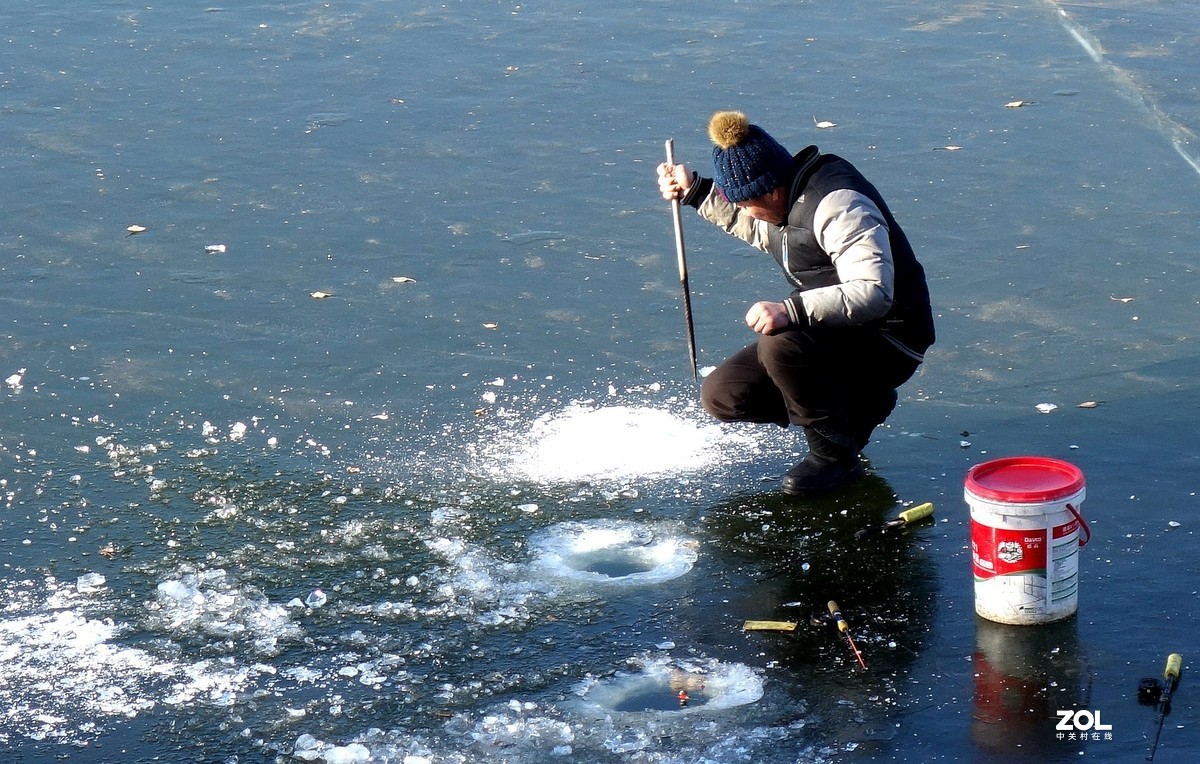 郊外小河凿冰捕鱼