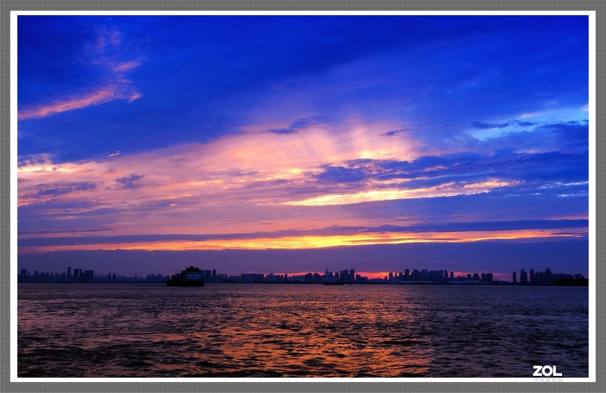 夕阳霞光映照下的江景