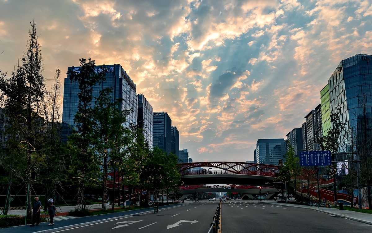 雪山下的公园城市成都景观双子塔之夜