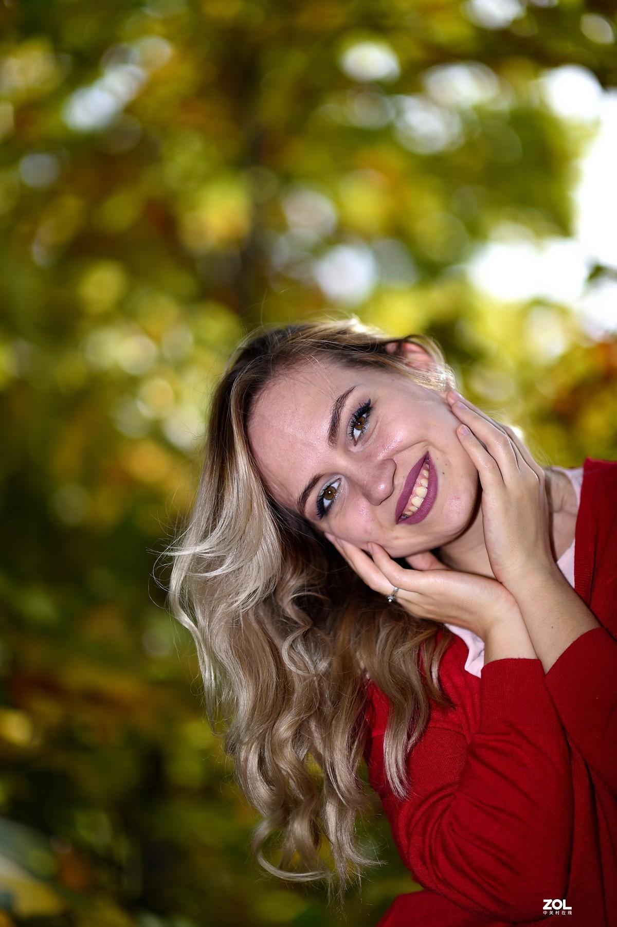 活泼的女孩肆在公园