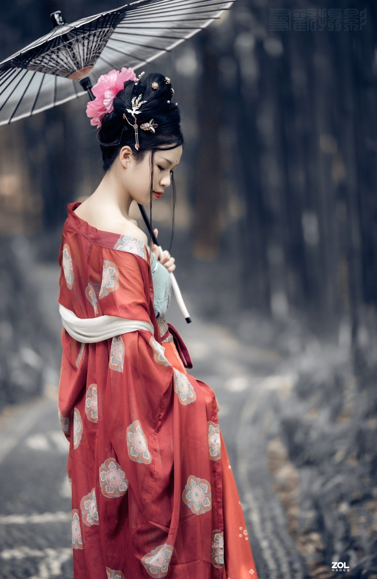 娴静时如娇花照水， 行动处似弱柳扶风