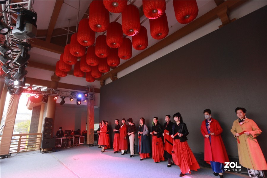 龙门景区古街欢歌笑语喜迎龙年新春佳节