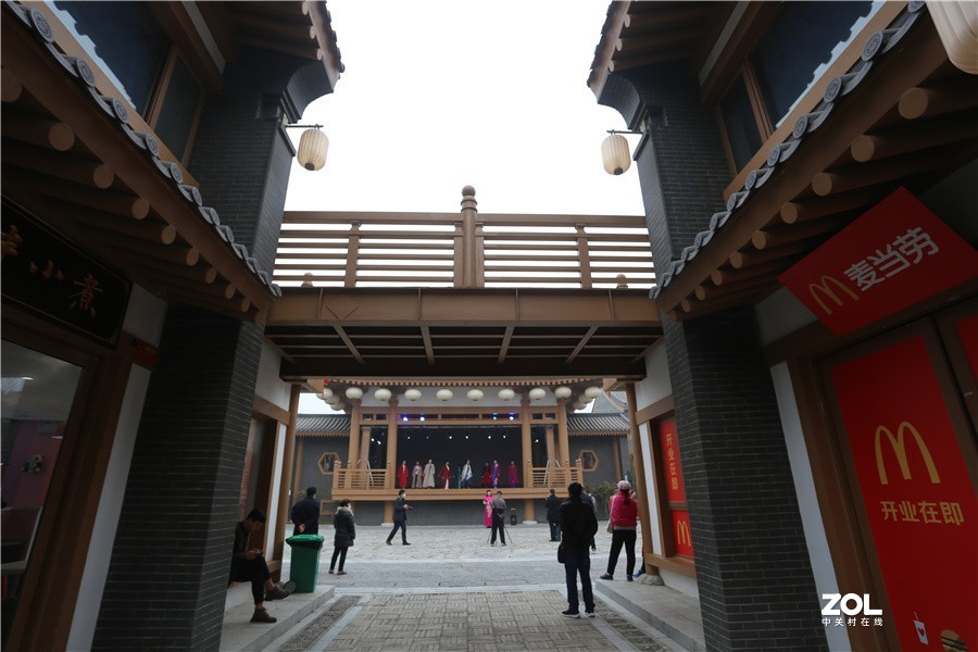 龙门景区古街欢歌笑语喜迎龙年新春佳节