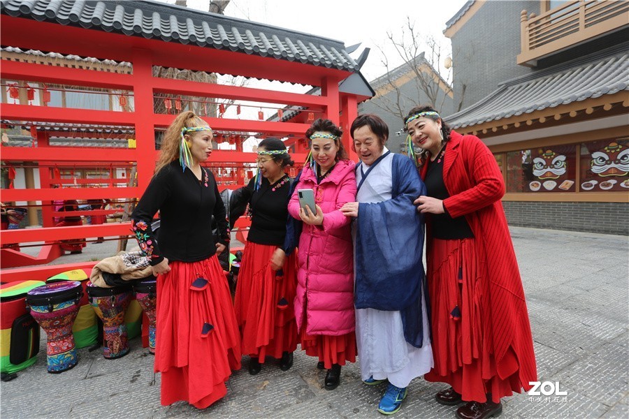 龙门景区古街欢歌笑语喜迎龙年新春佳节
