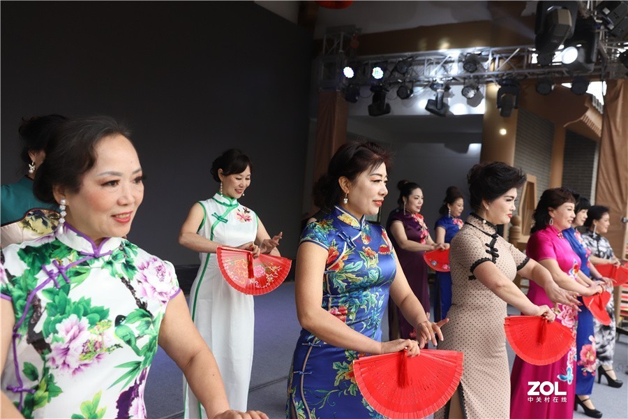 龙门景区古街欢歌笑语喜迎龙年新春佳节