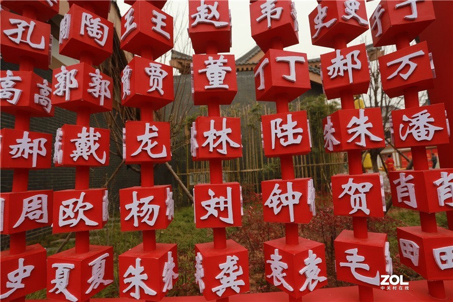 龙门景区古街欢歌笑语喜迎龙年新春佳节