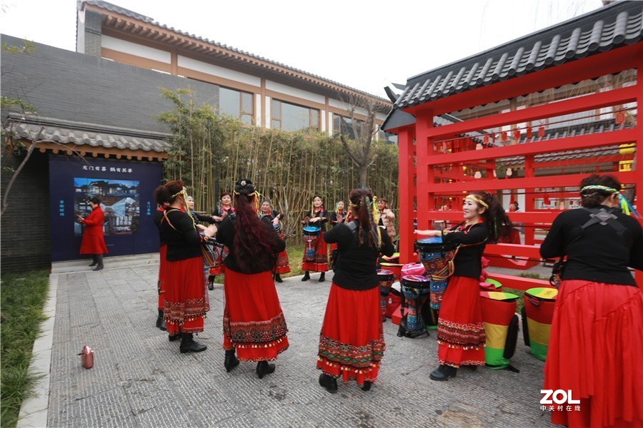 龙门景区古街欢歌笑语喜迎龙年新春佳节