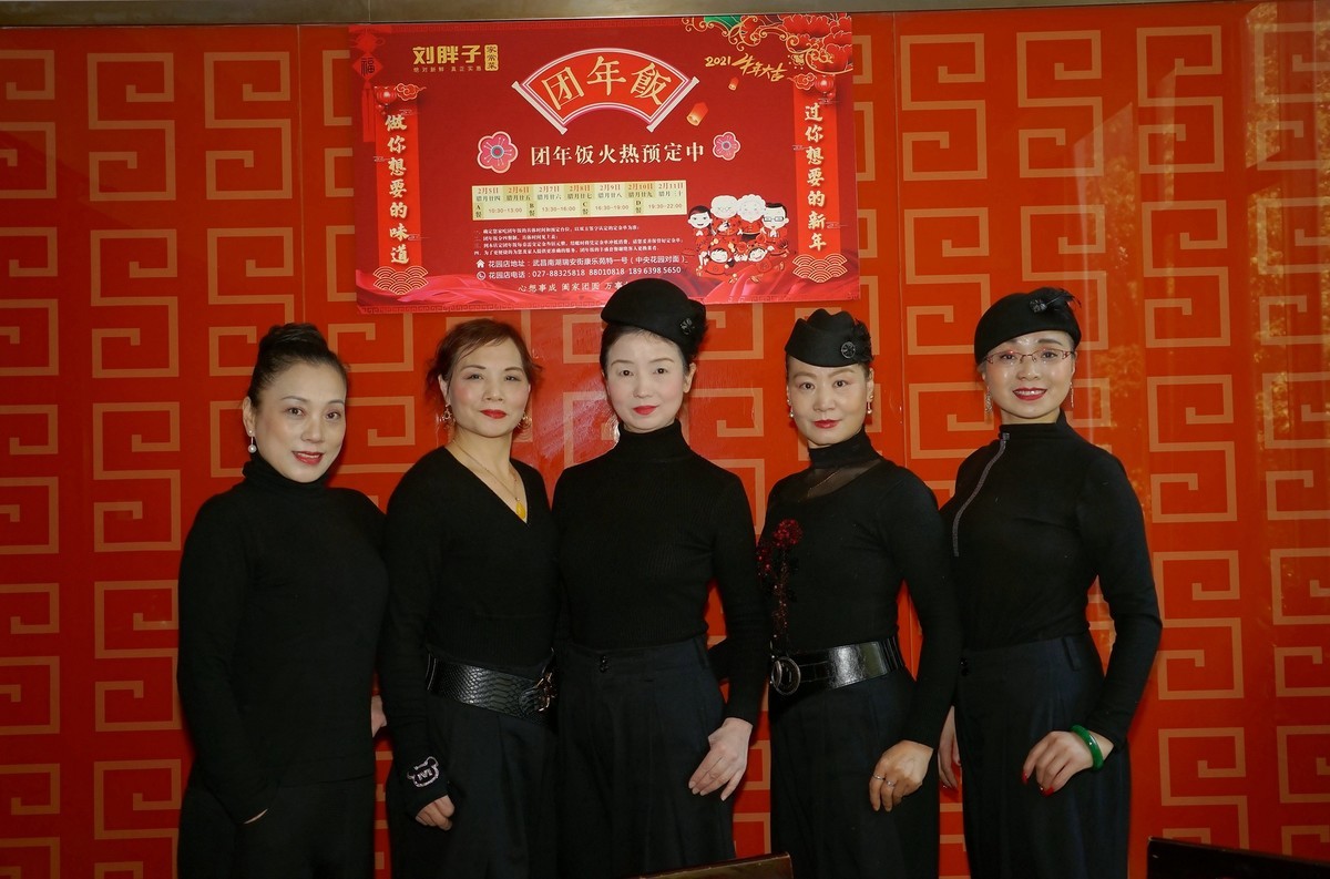 室内人像----团年饭---东方雅韵艺术团的美女们！