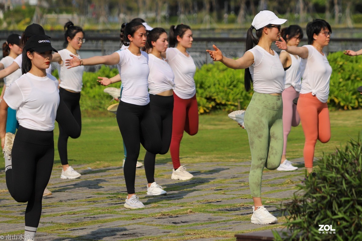 周末公园里休闲的人们