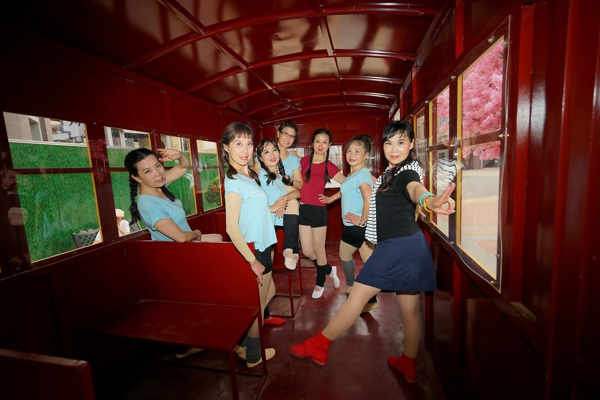 汉口小镇红皮车厢里快乐的MM们！