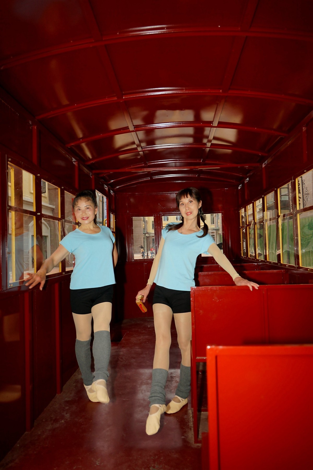 汉口小镇红皮车厢里快乐的MM们！