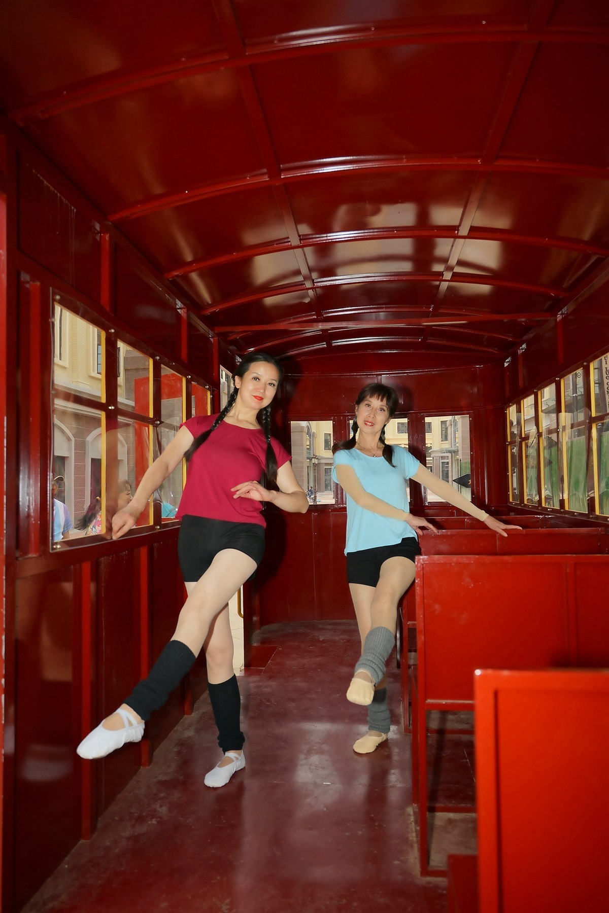 汉口小镇红皮车厢里快乐的MM们！