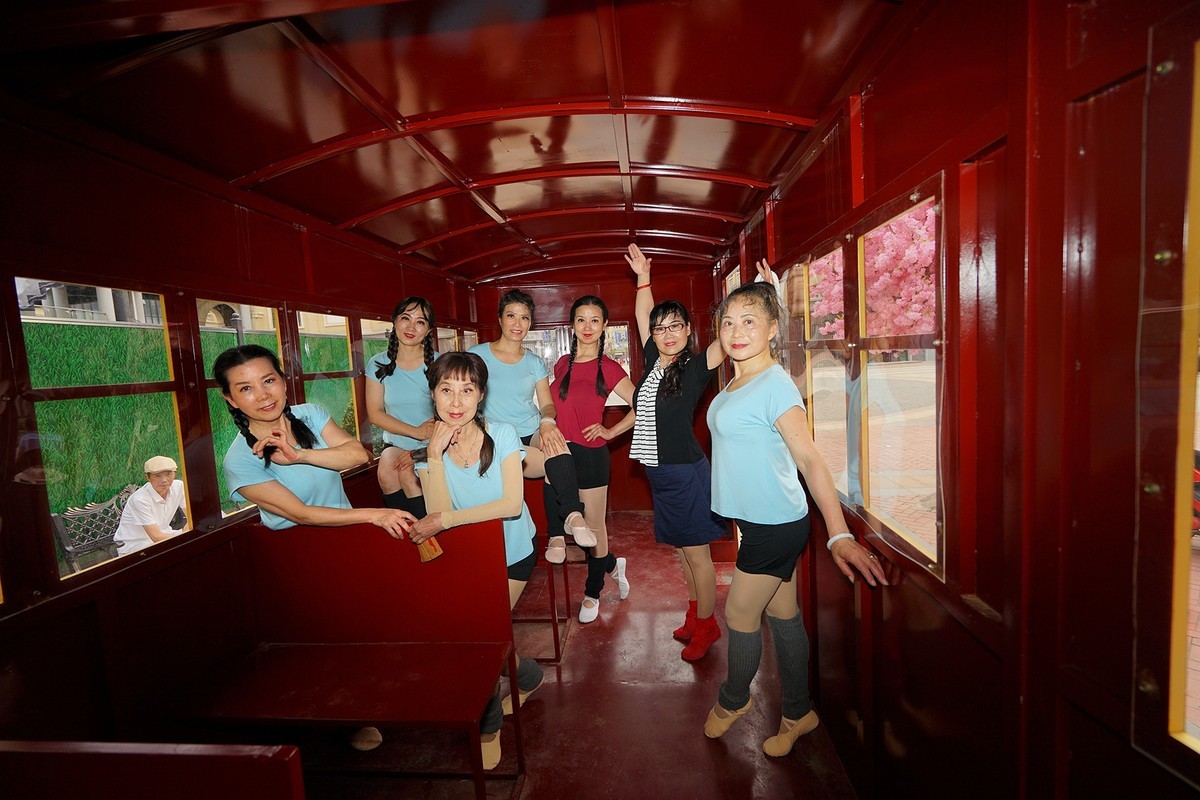 汉口小镇红皮车厢里快乐的MM们！