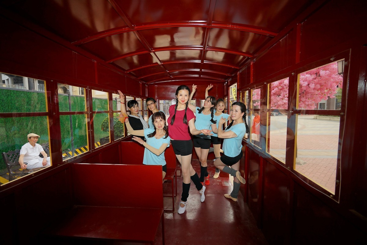 汉口小镇红皮车厢里快乐的MM们！