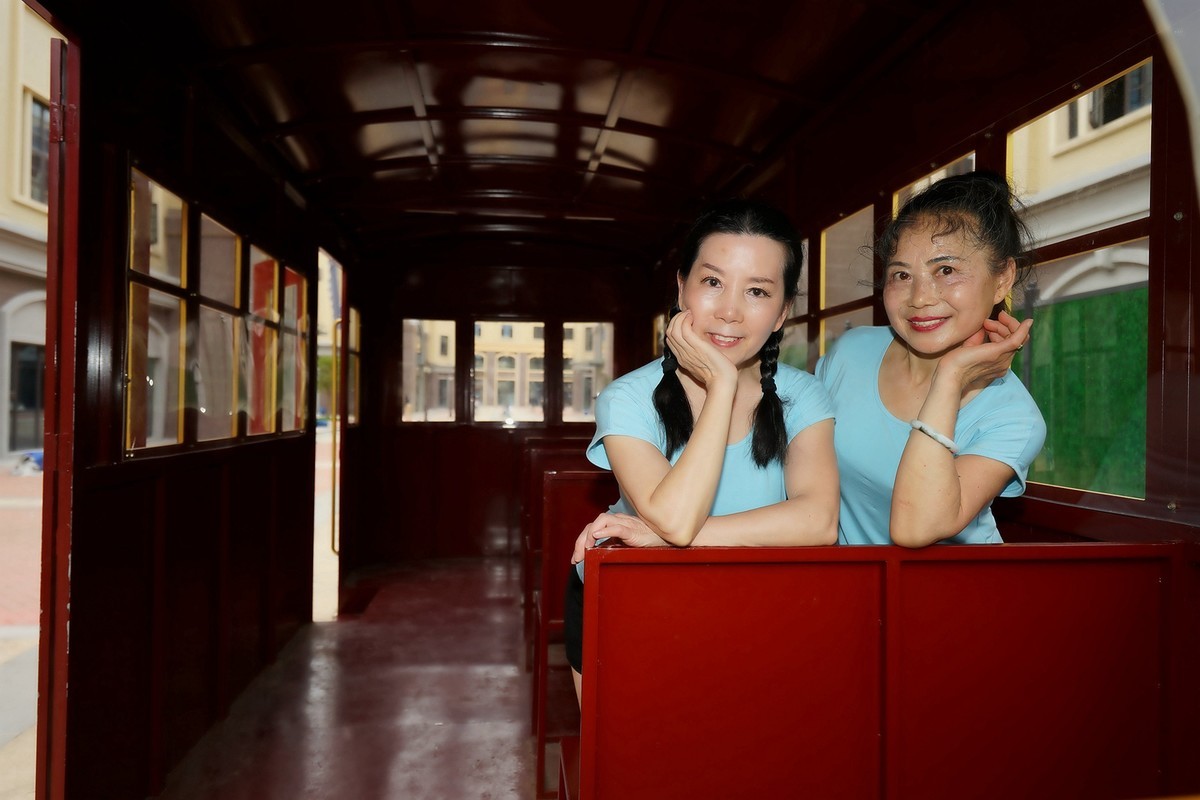 汉口小镇红皮车厢里快乐的MM们！