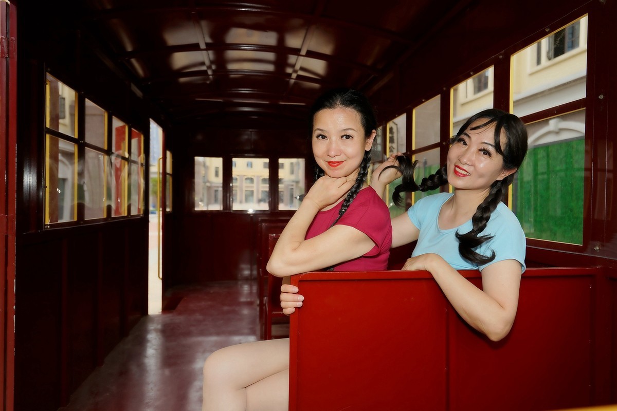 汉口小镇红皮车厢里快乐的MM们！